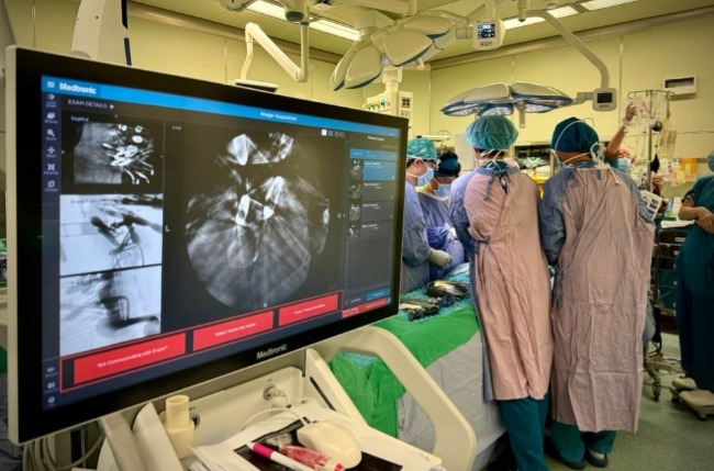 O-arm 3D導航系統結合微創技術，讓微創新式脊椎手術更加安全\