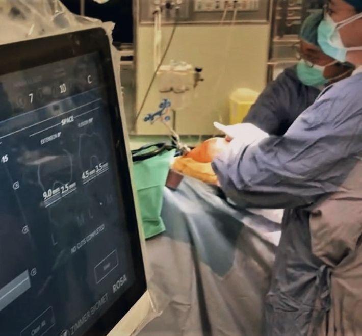 The Complete Guide to Minimally Invasive Knee Replacement Surgery: Precision Medicine with ROSA Knee Robotic-Arm Navigation - A New Treatment for Degenerative Knee Arthritis